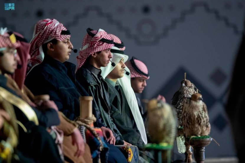 انطلقت أمس فعاليات مهرجان الصقور في منطقة الحدود الشمالية وتستمر خمسة أيام، بمشاركة مالكي الصقور من داخل المملكة ودول الخليج. "واس" صقور الشمال
