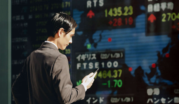 الأسهم اليابانية تهبط متأثرة بضعف الأرباح في قطاع التكنولوجيا 