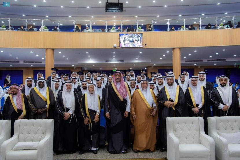 الأمير فيصل بن سلمان يرعى حفل 118 خريجا من كليات الريان الأهلية