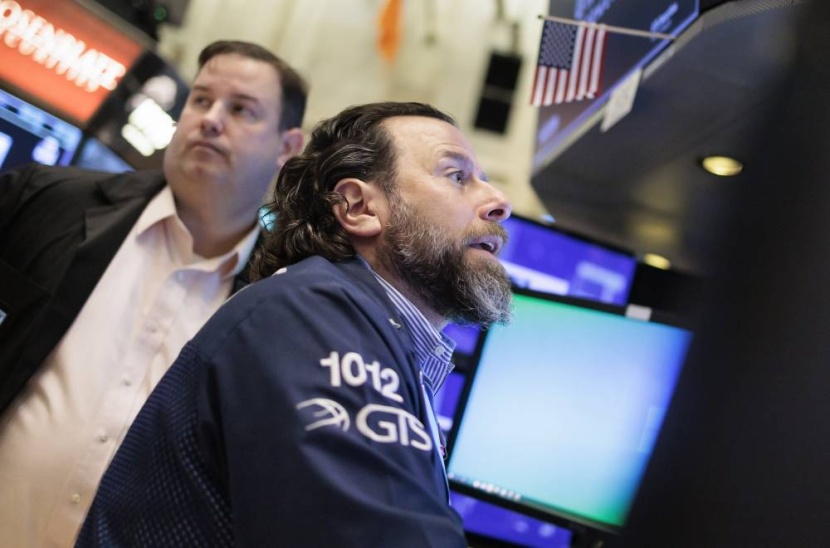 وول ستريت تنهي فبراير على انخفاض بضغط من مخاوف الفائدة