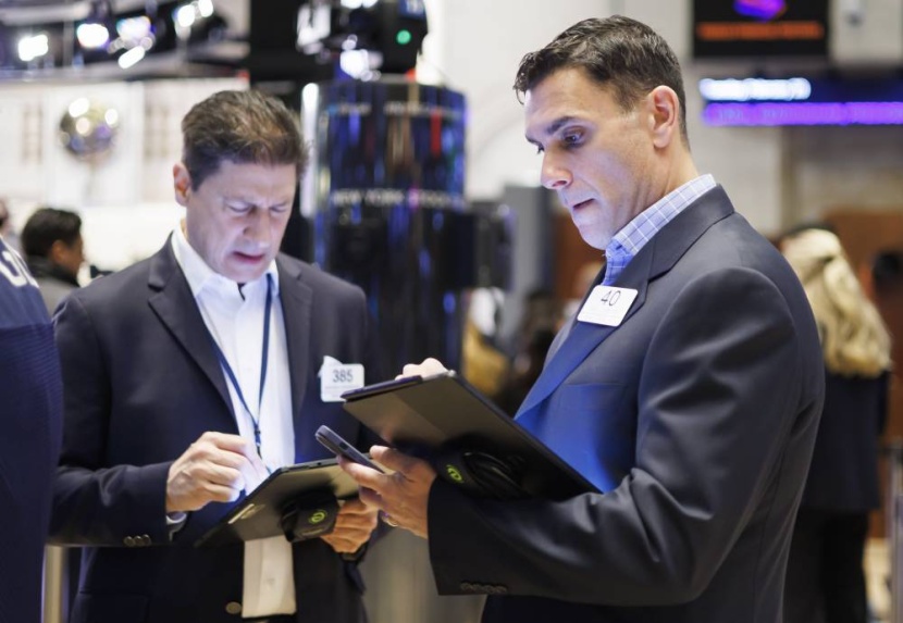 وول ستريت تنهي فبراير على انخفاض بضغط من مخاوف الفائدة