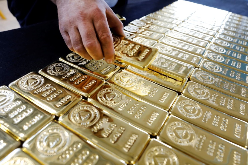 الذهب يواصل الصعود مع تراجع الدولار ومخاوف أسعار الفائدة تحد من المكاسب 