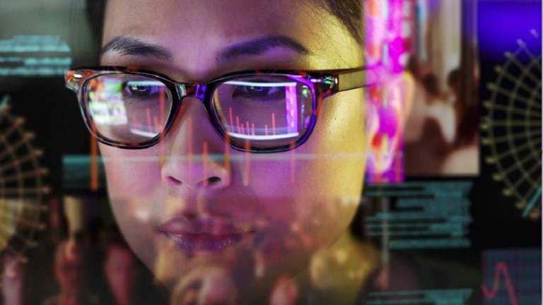 تحقيق يكشف تعليقات مزيفة لرفع شعبية التطبيقات