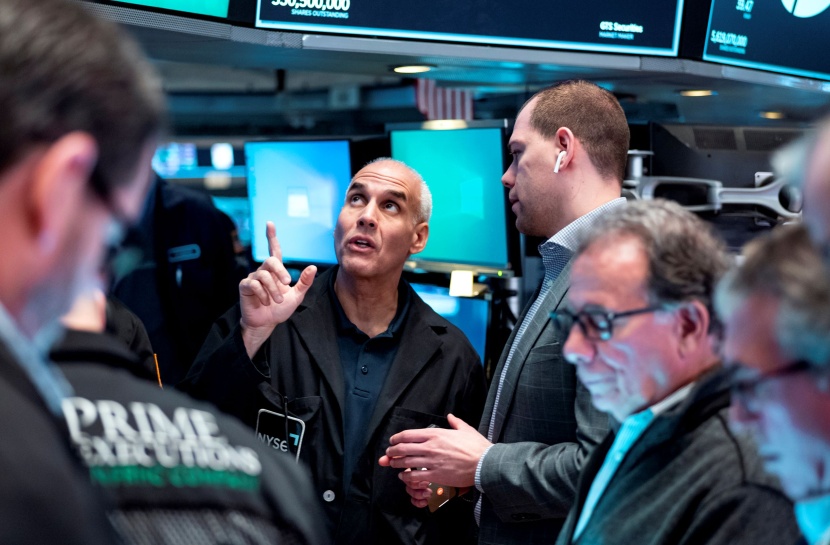 تراجع أسهم البنوك يقود هبوط وول ستريت وسط تعاملات متقلبة