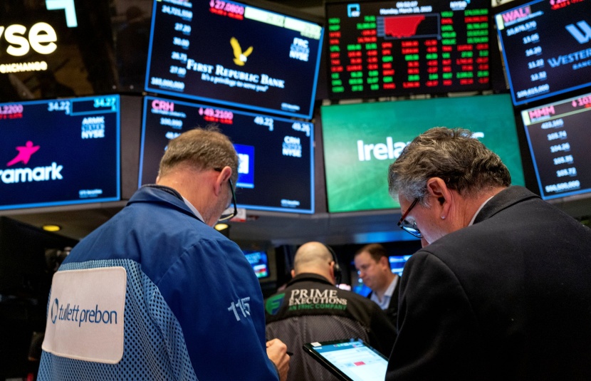 تراجع أسهم البنوك يقود هبوط وول ستريت وسط تعاملات متقلبة