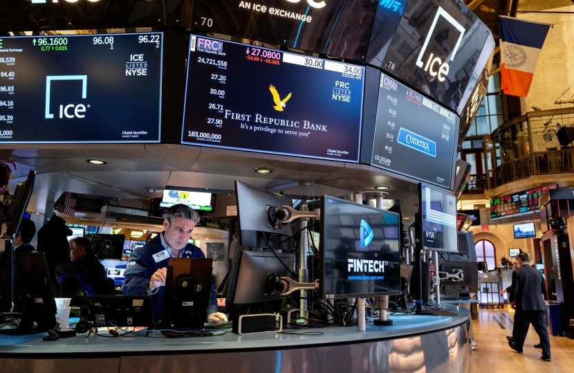 تراجع أسهم البنوك يقود هبوط وول ستريت وسط تعاملات متقلبة