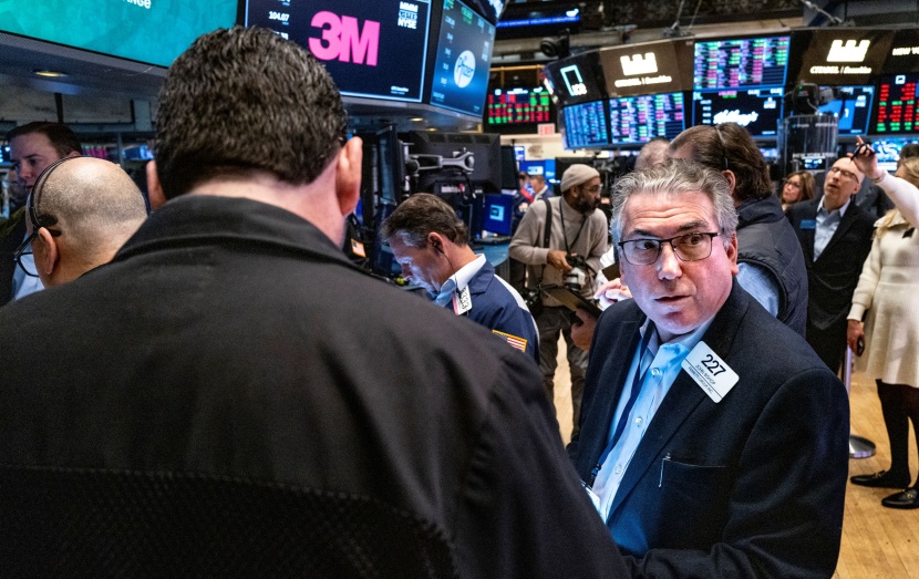 تراجع أسهم البنوك يقود هبوط وول ستريت وسط تعاملات متقلبة