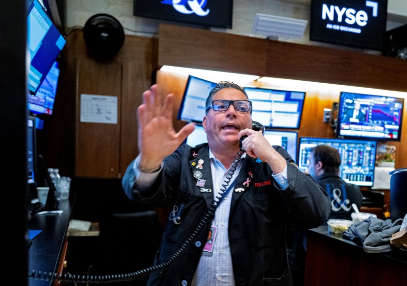 تراجع أسهم البنوك يقود هبوط وول ستريت وسط تعاملات متقلبة