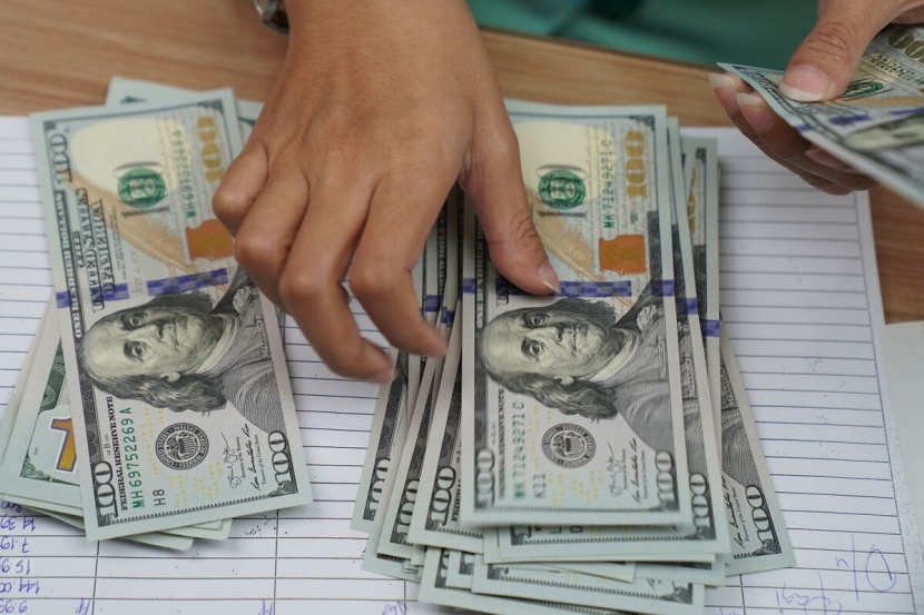 استمرار ضعف الدولار وسط توقعات بعدم رفع الفائدة الأمريكية 