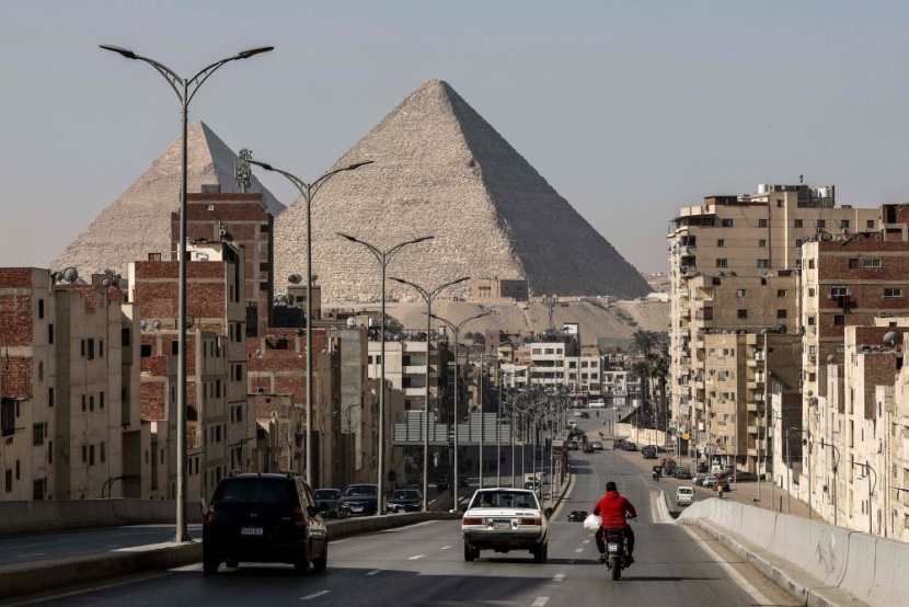 الكشف عن ممر خفي بطول تسعة أمتار داخل الهرم الأكبر في مصر