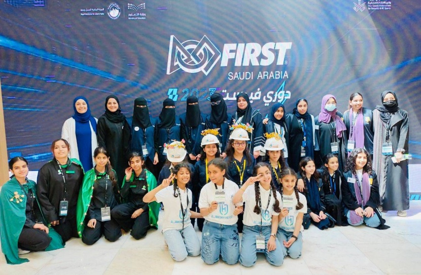 طلاب ينثرون إبداعاتهم في «فيرست» ويمثلون المملكة في «هيوستن»
