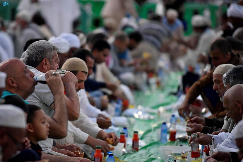 جموع الصائمين يصطفون لتناول موائد الإفطار في المسجد الحرام مع أول أيام شهر رمضان 