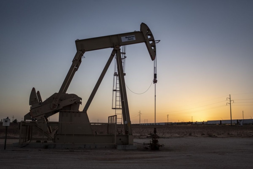 النفط يهبط 3.3% بفعل تباطؤ إعادة ملء الاحتياطي الاستراتيجي الأمريكي