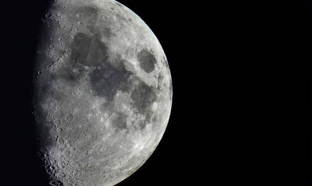 اكتشاف مياه داخل حبيبات زجاجية على سطح القمر