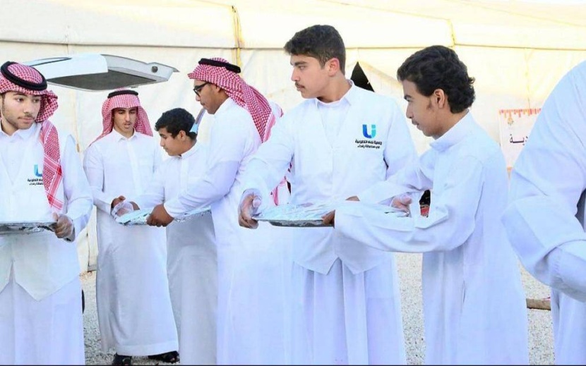 في مبادرة سنوية .. سعوديون يتسابقون لتفطير الصائمين في الطرقات
