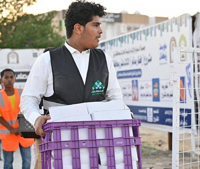 في مبادرة سنوية .. سعوديون يتسابقون لتفطير الصائمين في الطرقات