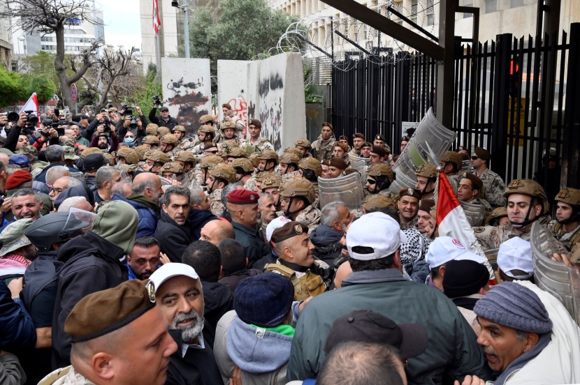 لبنان على صفيح ساخن .. محاولة اقتحام البنك المركزي للتنديد بتدني المعيشة