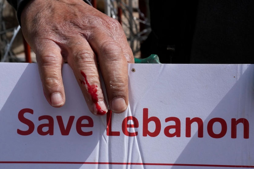 لبنان على صفيح ساخن .. محاولة اقتحام البنك المركزي للتنديد بتدني المعيشة
