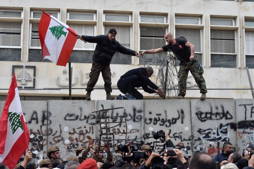 الأمن اللبناني يمنع محتجين من اقتحام المصرف المركزي