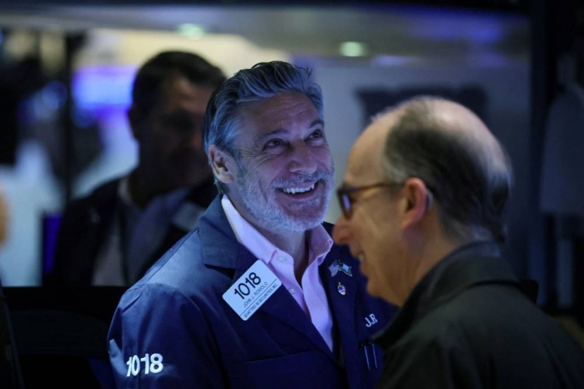 وول ستريت تغلق على مكاسب أسبوعية