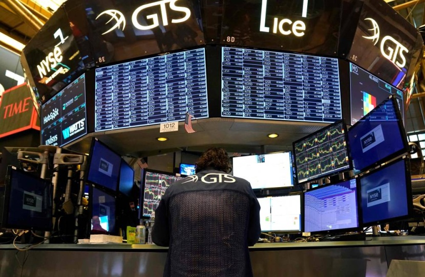 وول ستريت تغلق على مكاسب أسبوعية