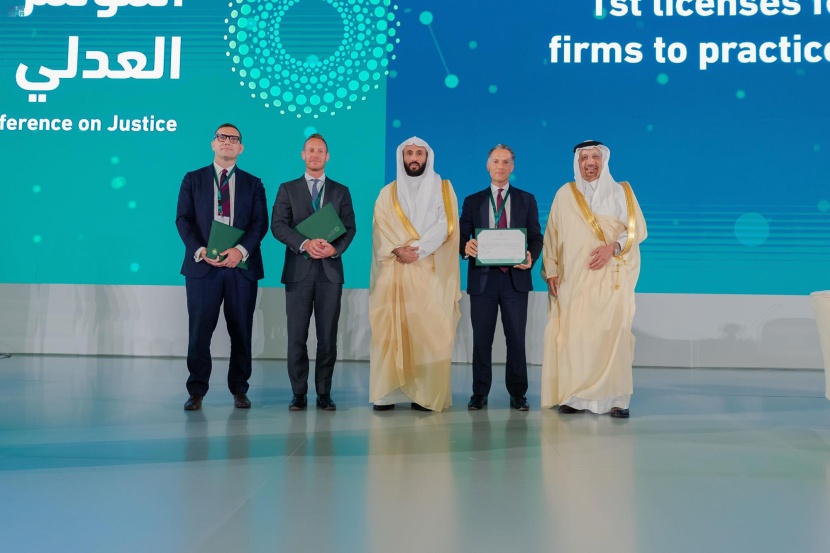 تسليم أولى رخص مكاتب المحاماة الأجنبية في السعودية