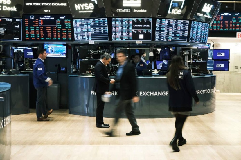 تراجعات حادة للأسهم الأمريكية عقب تصريح رئيس «الفيدرالي» برفع أكبر للفائدة