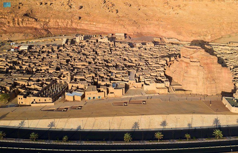 مواد تراثية محلية تعيد بناء مسجد العظام في العلا