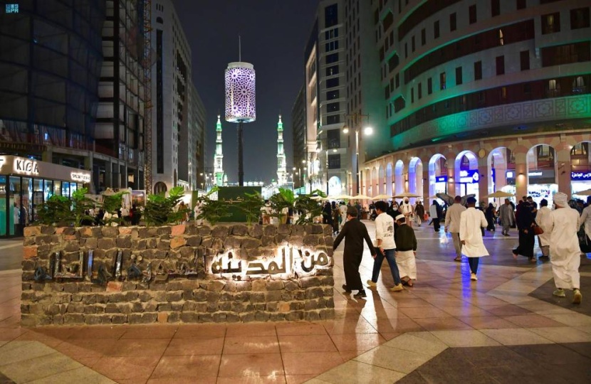 إلى المسجد النبوي .. جادة أحد شريان ينبض بالحياة
