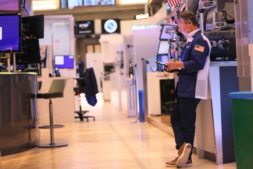 مؤشرات وول ستريت تهبط مع تزايد المخاوف من استمرار «الفيدرالي» في رفع أسعار الفائدة