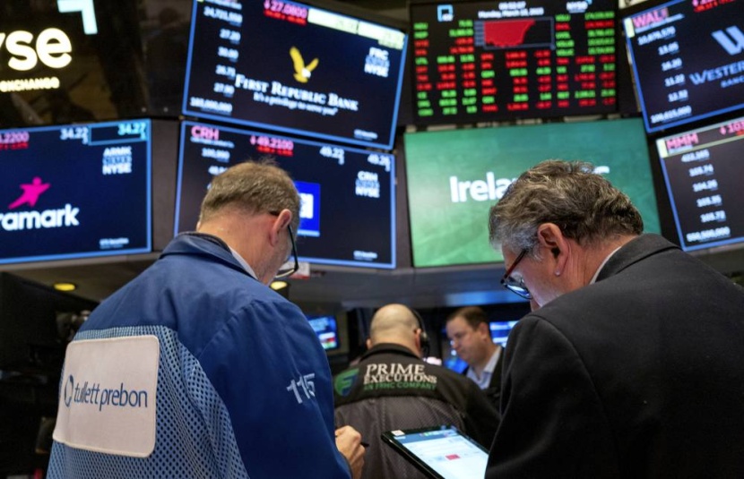 مؤشرات الأسواق الأمريكية ‬تصعد بعد أن هدأت بيانات اقتصادية المخاوف بشأن رفع الفائدة