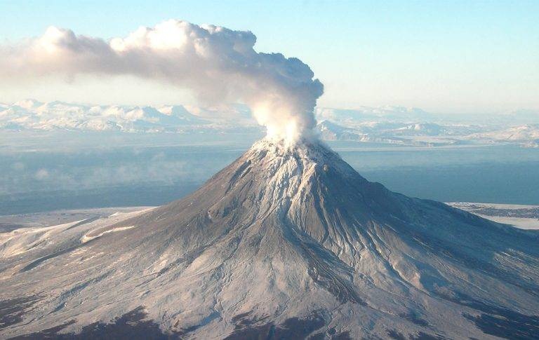 بركان «إيبيكو» يثور بارتفاع 3 كيلومترات