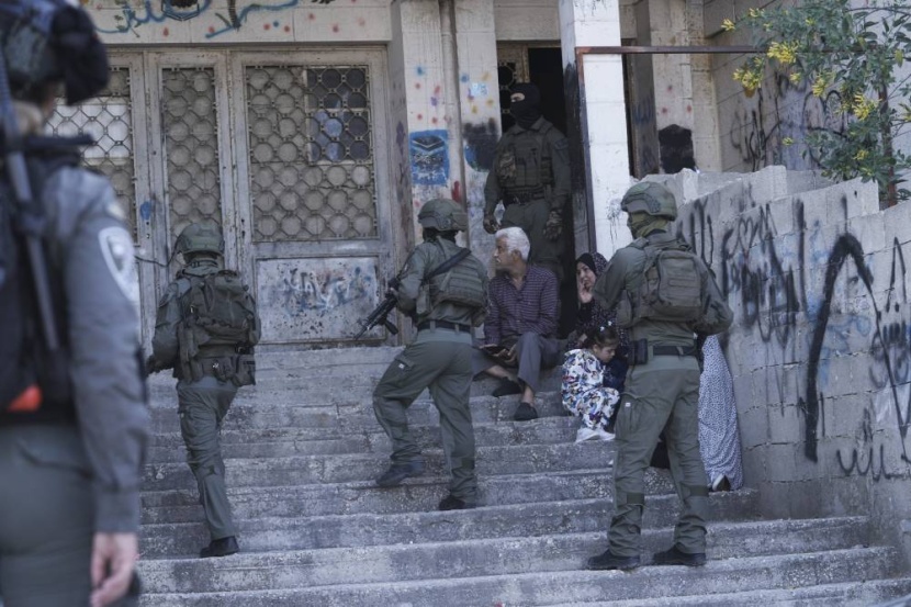قوات الاحتلال تحاصر حي الشيخ جراح في القدس وتنفذ حملة اعتقالات