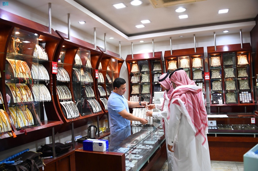 سبح الكهرمان والعقيق والفيروز.. هدايا الأعياد والمناسبات السعيدة