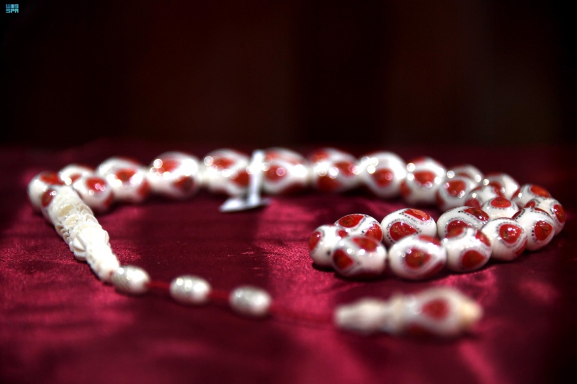 سبح الكهرمان والعقيق والفيروز.. هدايا الأعياد والمناسبات السعيدة