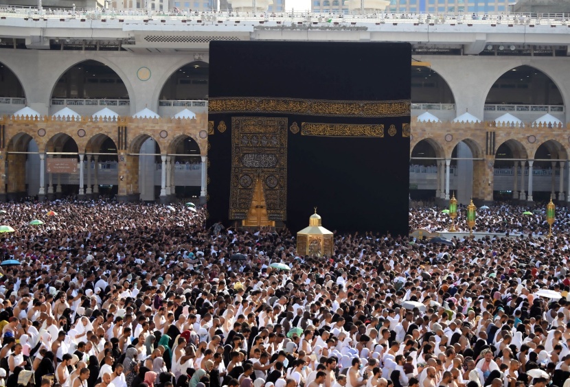 جموع المصلين يؤدون صلاة التراويح في ليلة ختم القرآن