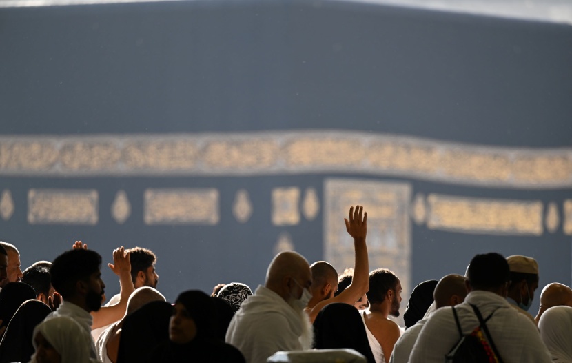 جموع المصلين يؤدون صلاة التراويح في ليلة ختم القرآن