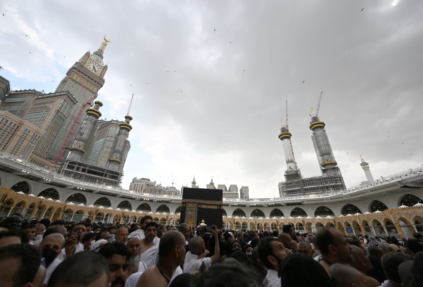 جموع المصلين يؤدون صلاة التراويح في ليلة ختم القرآن
