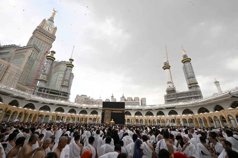 جموع المصلين يؤدون صلاة التراويح في ليلة ختم القرآن