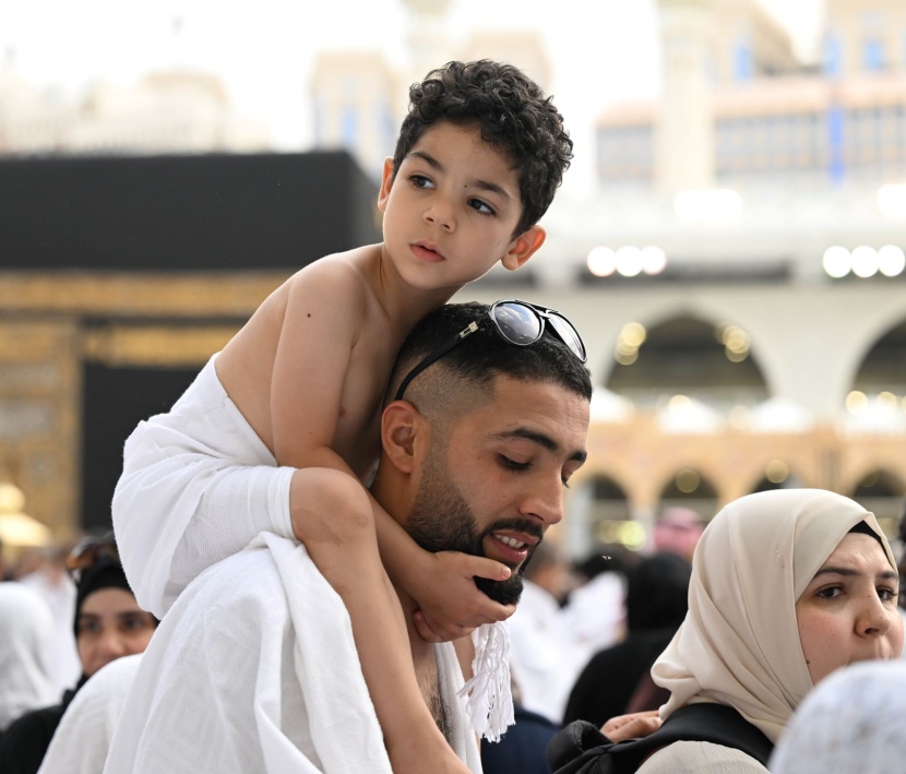 جموع المصلين يؤدون صلاة التراويح في ليلة ختم القرآن