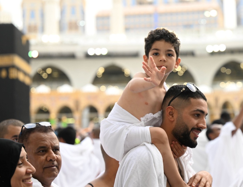 جموع المصلين يؤدون صلاة التراويح في ليلة ختم القرآن