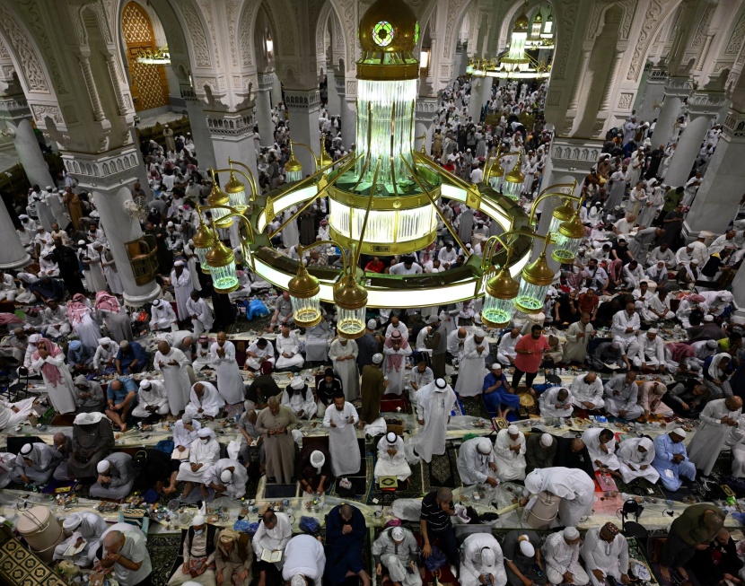 جموع المصلين يؤدون صلاة التراويح في ليلة ختم القرآن