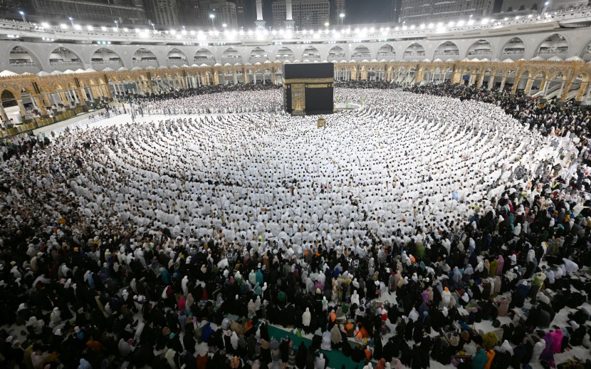 جموع المصلين يؤدون صلاة التراويح في ليلة ختم القرآن
