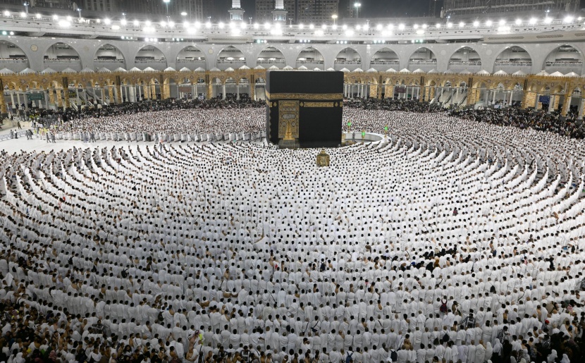 جموع المصلين يؤدون صلاة التراويح في ليلة ختم القرآن