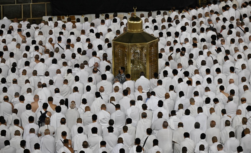 جموع المصلين يؤدون صلاة التراويح في ليلة ختم القرآن