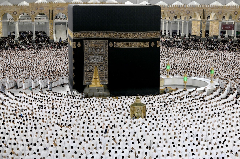جموع المصلين يؤدون صلاة التراويح في ليلة ختم القرآن