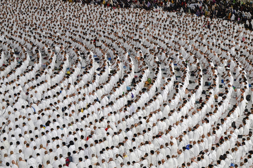 جموع المصلين يؤدون صلاة التراويح في ليلة ختم القرآن