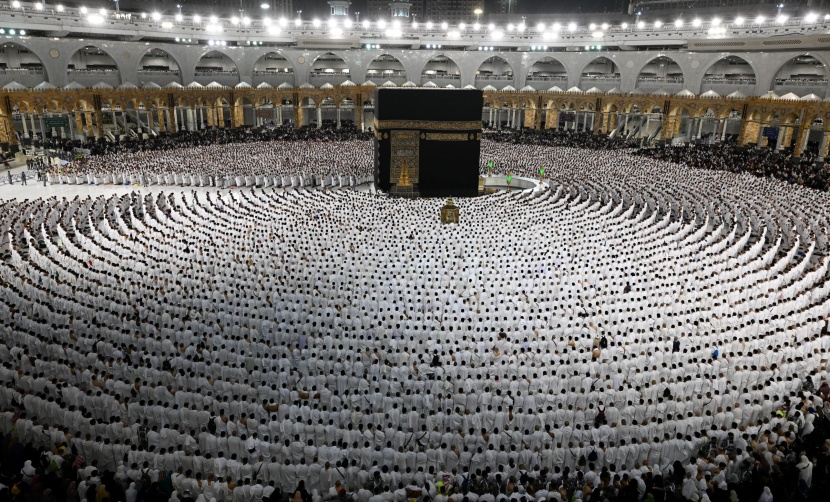 جموع المصلين يؤدون صلاة التراويح في ليلة ختم القرآن