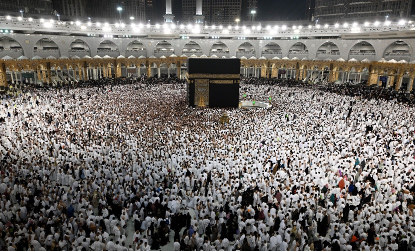 جموع المصلين يؤدون صلاة التراويح في ليلة ختم القرآن