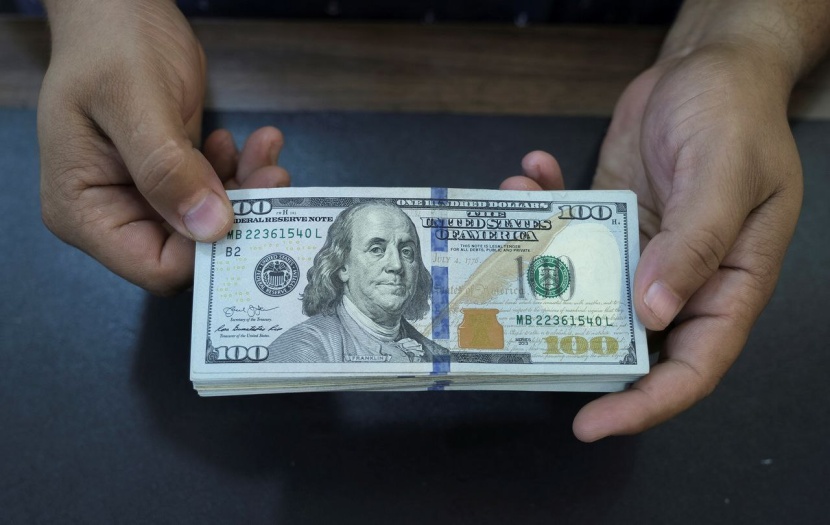 الدولار يتجه لتحقيق أول مكاسب أسبوعية منذ فبراير 
